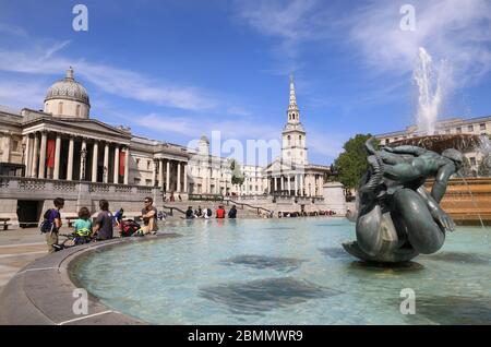 Le fontane si sono riaccese e le persone che escono e circa nel caldo giorno VE Bank Holiday tempo, in previsione del coronavirus di blocco regole essere leggermente rilassato, nel centro di Londra, Regno Unito Foto Stock