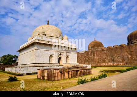 India, Stato di Madhya Pradesh, Mandu, tomba di Hoshang Shah, architettura afghana, il mausoleo di marmo più antico del paese Foto Stock