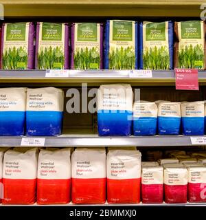 La domanda per cottura a domicilio è aumentata durante il 2020 Pandemic di Coronavirus e LED a carenze NELLA fornitura di cottura Flour Foto Stock