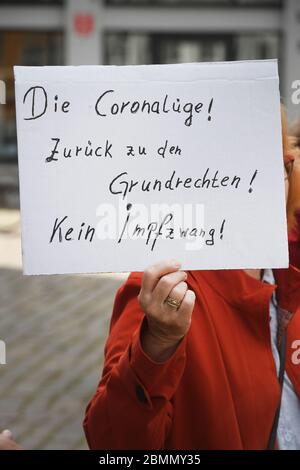 Stralsund, Germania. 10 maggio 2020. In una dimostrazione contro le misure per contenere la pandemia di Corona, una donna tiene un segno con le parole 'la bugia di Corona! Torna ai diritti fondamentali! Nessuna vaccinazione obbligatoria!" su. Credit: Stefan Sauer/dpa-Zentralbild/dpa/Alamy Live News Foto Stock