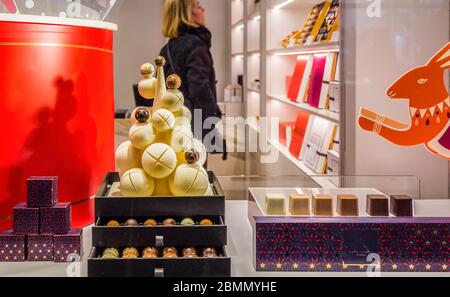 Pierre Marcolini un lussuoso negozio belga di cioccolato Les Galeries Royales Saint-Hubert durante la festa di Natale - Bruxelles, Belgio - 30 dicembre 20 Foto Stock