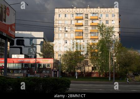 Mosca, Russia - 03 maggio 2020 , Distretto di Yuzhnoportovy. Edifici a nove piani dell'era Brezhnev - progetto di costruzione di abitazioni di massa. Via Simonov Foto Stock