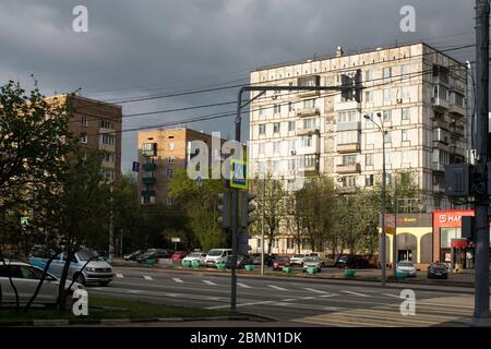 Mosca, Russia - 03 maggio 2020 , Distretto di Yuzhnoportovy. Edifici a nove piani dell'era Brezhnev - progetto di costruzione di abitazioni di massa. Via Simonov Foto Stock