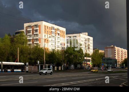 Mosca, Russia - 03 maggio 2020 , Distretto di Yuzhnoportovy. Edifici a nove piani dell'era Brezhnev - progetto di costruzione di abitazioni di massa. Via Simonov Foto Stock