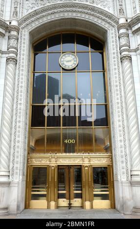 L'iconico Wrigley Building di Chicago lungo lo skyline del Chicago River Downtown Chicago con moderni ed alti edifici Chicago, Illinois Foto Stock