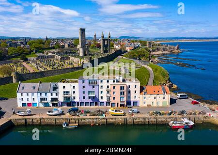 Vista aerea del porto di St Andrews e dello skyline della città di Fife, Scozia, Regno Unito Foto Stock