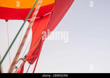 cielo limpido e vista interna di un pallone ad aria calda in marocco Foto Stock