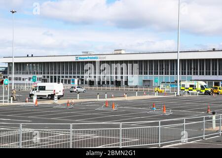 Aeroporto Prestwick di Glasgow, Regno Unito. 10 maggio 2020. Il parcheggio principale dell'aeroporto di Glasgow Prestwick, Ayrshire, Scozia, Regno Unito viene utilizzato come sito di test per i lavoratori essenziali e vulnerabili oltre 65 nella Scozia occidentale. Il personale militare è attivo dalle 10:00 alle 18:00 ogni giorno e sembra essere usato come nessuno che viene testato o in coda per essere testato. Il sistema funziona con un terzo di capacità, è stato criticato da Hugh Pennington, professore emerito di batteriologia presso l'Università di Aberdeen. Credit: Findlay/Alamy Live News Foto Stock