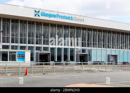 Aeroporto Prestwick di Glasgow, Regno Unito. 10 maggio 2020. Il parcheggio principale dell'aeroporto di Glasgow Prestwick, Ayrshire, Scozia, Regno Unito viene utilizzato come sito di test per i lavoratori essenziali e vulnerabili oltre 65 nella Scozia occidentale. Il personale militare è attivo dalle 10:00 alle 18:00 ogni giorno e sembra essere usato come nessuno che viene testato o in coda per essere testato. Il sistema funziona con un terzo di capacità, è stato criticato da Hugh Pennington, professore emerito di batteriologia presso l'Università di Aberdeen. Credit: Findlay/Alamy Live News Foto Stock