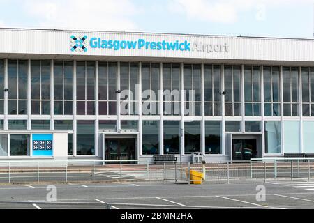 Aeroporto Prestwick di Glasgow, Regno Unito. 10 maggio 2020. Il parcheggio principale dell'aeroporto di Glasgow Prestwick, Ayrshire, Scozia, Regno Unito viene utilizzato come sito di test per i lavoratori essenziali e vulnerabili oltre 65 nella Scozia occidentale. Il personale militare è attivo dalle 10:00 alle 18:00 ogni giorno e sembra essere usato come nessuno che viene testato o in coda per essere testato. Il sistema funziona con un terzo di capacità, è stato criticato da Hugh Pennington, professore emerito di batteriologia presso l'Università di Aberdeen. Credit: Findlay/Alamy Live News Foto Stock