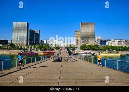 Francia, Parigi, Biblioteca Nazionale di Francia (BNF) dell'architetto Dominique Perrault visto dal ponte pedonale Simone de Beauvoir durante la chiusura di Cov Foto Stock