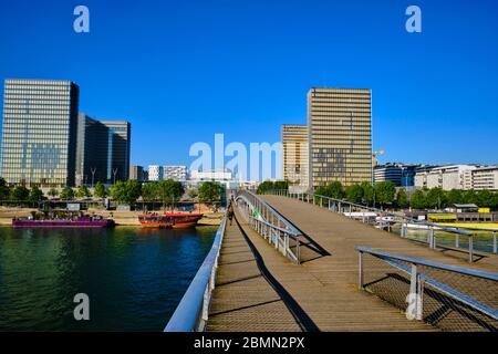 Francia, Parigi, Biblioteca Nazionale di Francia (BNF) dell'architetto Dominique Perrault visto dal ponte pedonale Simone de Beauvoir durante la chiusura di Cov Foto Stock