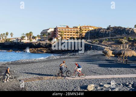 I ciclisti di prima mattina si accerchiano sulla Playa Enramada nella prima fase di de-escalation durante il covid 19 lockdown nella zona turistica di Foto Stock