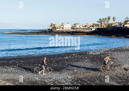 I ciclisti di prima mattina si accerchiano sulla Playa Enramada nella prima fase di de-escalation durante il covid 19 lockdown nella zona turistica di Foto Stock