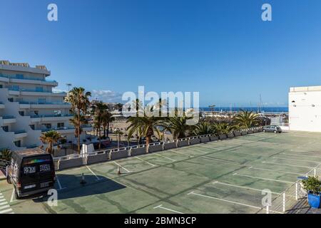 Parcheggio vuoto e deserta durante il covid 19 lockdown nella zona turistica di Costa Adeje, Tenerife, Isole Canarie, Spagna Foto Stock