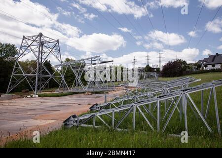 Tralicci ad alta tensione a Herdecke, qui l'operatore di rete Amprion costruisce una linea elettrica da 380 kilovolt con tralicci alti fino a 90 metri, Nord Reno Foto Stock