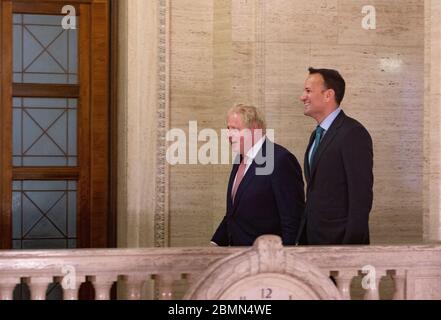 Parlamento edifici, Stormont Estate, Belfast, Irlanda del Nord. 13 gennaio 2020. Il primo ministro britannico Boris Johnson poco dopo il suo incontro con il Taoiseach irlandese Leo Varadkar come capo dei due leader per fare una dichiarazione comune. Credit: Conor Kinahan/Alamy Live News Foto Stock