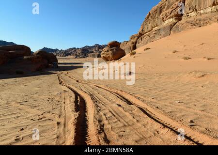 Piste auto nel deserto dell'Arabia Saudita Foto Stock