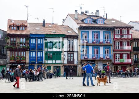 Vecchie case a Plaza arma nella zona portuale in Hondurribia, una città di Gipuzkoa, Paesi Baschi, Spagna Foto Stock