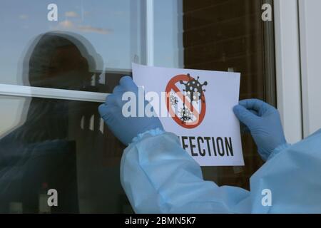 Chiusura di un negozio o di un ristorante per la disinfezione. Foto Stock