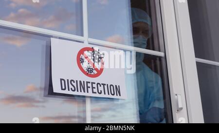 Disinfettante in tuta protettiva e maschera. COVID-19 Foto Stock