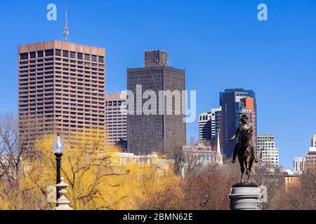Monumento alla scultura della statua di George Washington nel Boston Common Park tra l'incrocio nel centro di Boston e il quartiere della baia nel Massachusetts Foto Stock