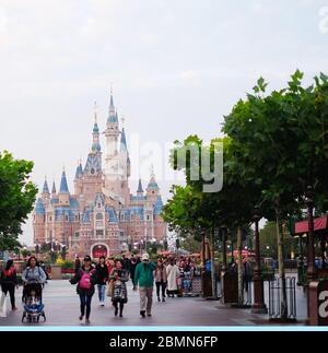 Shanghai, Shanghai, Cina. 10 maggio 2020. ShanghaiÃ¯Â¼Å'CHINA-il 6 maggio 2020, il conto ufficiale WeChat del resort di Shanghai Disneyland ha annunciato che il resort di Shanghai Disneyland riaprirà al pubblico dal 11 maggio. Shanghai Disneyland, il primo parco a tema Disney della Cina continentale, ha aperto il 16 giugno 2016 nella nuova città di chuansha, nel nuovo quartiere di pudong, Shanghai. E' il secondo parco a tema Disney in Cina, il primo nella Cina continentale, il terzo in Asia e il sesto al mondo. Inizialmente, Shanghai Disneyland ha sei parchi a tema: mickey Street, giardino fantasy, isola avventura, tr Foto Stock