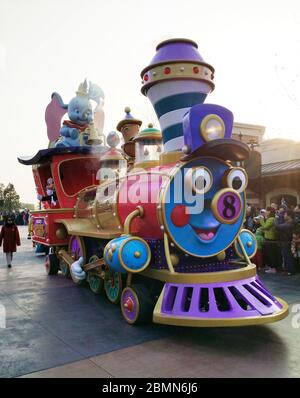 Shanghai, Shanghai, Cina. 10 maggio 2020. ShanghaiÃ¯Â¼Å'CHINA-il 6 maggio 2020, il conto ufficiale WeChat del resort di Shanghai Disneyland ha annunciato che il resort di Shanghai Disneyland riaprirà al pubblico dal 11 maggio. Shanghai Disneyland, il primo parco a tema Disney della Cina continentale, ha aperto il 16 giugno 2016 nella nuova città di chuansha, nel nuovo quartiere di pudong, Shanghai. E' il secondo parco a tema Disney in Cina, il primo nella Cina continentale, il terzo in Asia e il sesto al mondo. Inizialmente, Shanghai Disneyland ha sei parchi a tema: mickey Street, giardino fantasy, isola avventura, tr Foto Stock