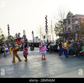 Shanghai, Shanghai, Cina. 10 maggio 2020. ShanghaiÃ¯Â¼Å'CHINA-il 6 maggio 2020, il conto ufficiale WeChat del resort di Shanghai Disneyland ha annunciato che il resort di Shanghai Disneyland riaprirà al pubblico dal 11 maggio. Shanghai Disneyland, il primo parco a tema Disney della Cina continentale, ha aperto il 16 giugno 2016 nella nuova città di chuansha, nel nuovo quartiere di pudong, Shanghai. E' il secondo parco a tema Disney in Cina, il primo nella Cina continentale, il terzo in Asia e il sesto al mondo. Inizialmente, Shanghai Disneyland ha sei parchi a tema: mickey Street, giardino fantasy, isola avventura, tr Foto Stock