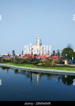 Shanghai, Shanghai, Cina. 10 maggio 2020. ShanghaiÃ¯Â¼Å'CHINA-il 6 maggio 2020, il conto ufficiale WeChat del resort di Shanghai Disneyland ha annunciato che il resort di Shanghai Disneyland riaprirà al pubblico dal 11 maggio. Shanghai Disneyland, il primo parco a tema Disney della Cina continentale, ha aperto il 16 giugno 2016 nella nuova città di chuansha, nel nuovo quartiere di pudong, Shanghai. E' il secondo parco a tema Disney in Cina, il primo nella Cina continentale, il terzo in Asia e il sesto al mondo. Inizialmente, Shanghai Disneyland ha sei parchi a tema: mickey Street, giardino fantasy, isola avventura, tr Foto Stock