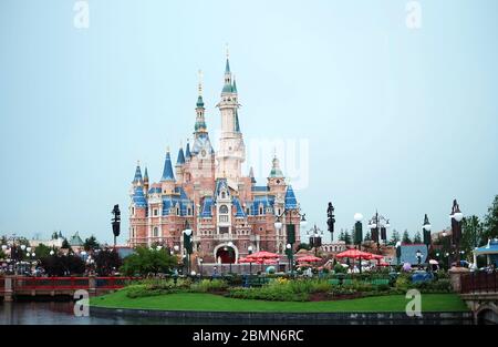 Shanghai, Shanghai, Cina. 10 maggio 2020. ShanghaiÃ¯Â¼Å'CHINA-il 6 maggio 2020, il conto ufficiale WeChat del resort di Shanghai Disneyland ha annunciato che il resort di Shanghai Disneyland riaprirà al pubblico dal 11 maggio. Shanghai Disneyland, il primo parco a tema Disney della Cina continentale, ha aperto il 16 giugno 2016 nella nuova città di chuansha, nel nuovo quartiere di pudong, Shanghai. E' il secondo parco a tema Disney in Cina, il primo nella Cina continentale, il terzo in Asia e il sesto al mondo. Inizialmente, Shanghai Disneyland ha sei parchi a tema: mickey Street, giardino fantasy, isola avventura, tr Foto Stock