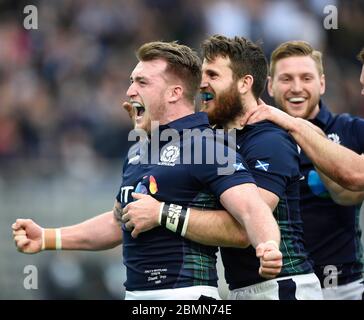 27 febbraio 2016, RBS Six Nations, Italia contro Scozia, Stadio Olimpico, Roma. Stuart Hogg celebra con Tommy Seymour e Finn Russell, il marcatore di prova. Foto Stock