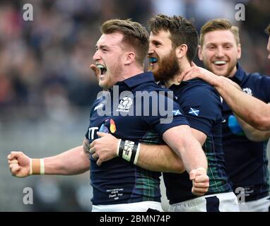 27 febbraio 2016, RBS Six Nations, Italia contro Scozia Stadio Olimpico, Roma. Stuart Hogg (L) celebra con il marcatore di prova Tommy Seymour e Finn Russell Foto Stock