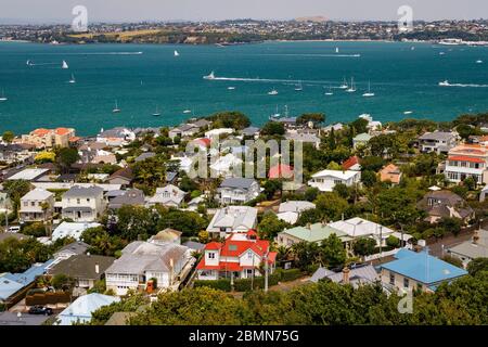 Vista sul porto commerciale da Devonport, Auckland, Nuova Zelanda. Foto Stock