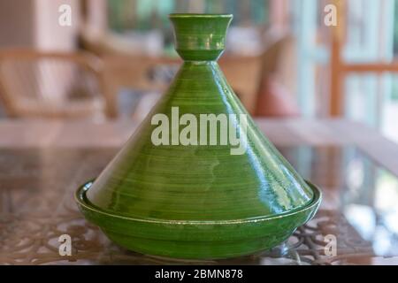 Tagine di ceramica marocchina tradizionale verde (tajine). Autentica, tradizionale costosa, ceramica di alta qualità che può essere usata per cucinare. Ha esclusivo Foto Stock