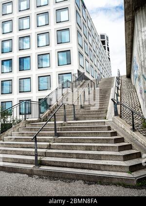 Edificio moderno con scalinata a Monaco, vicino al ponte Donnersberger in Germania Foto Stock