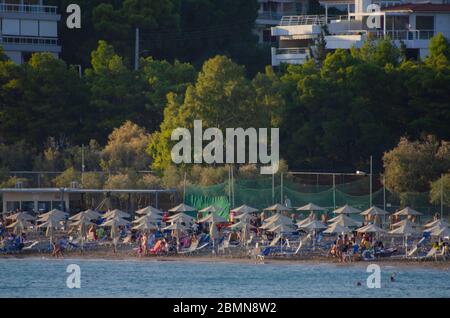 Persone sulla spiaggia di Vouliagmeni Athens Attica Grecia Foto Stock