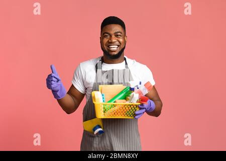 Contenitore positivo Black Man con detersivi e visualizzazione Thumb Up Foto Stock