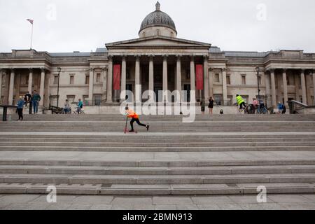 Londra, Regno Unito: I signi e i ciclisti di Trafalgar Square si fermano per scattare foto e riescono per lo più a seguire consigli di distanza sociale. Il primo ministro Boris Johnson è pronto ad annunciare un certo rilassamento delle regole. Anna Watson/Alamy Live News Foto Stock