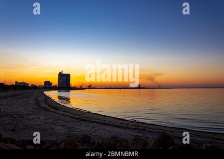 Tramonto incredibile e colorato sopra la spiaggia di Shuwaikh Foto Stock