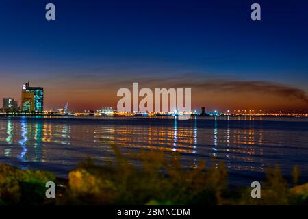 Tramonto incredibile e colorato sopra la spiaggia di Shuwaikh Foto Stock