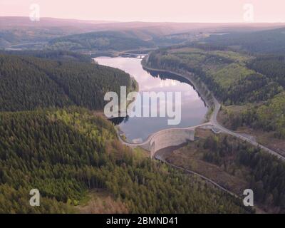 Veduta aerea del drone della diga di Oker nella foresta delle montagne di Harz nella bassa Sassonia, Germania. Foto Stock