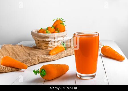 Creativo. Succo di carota. Schizzi a forma di palloncino. Foto estive luminose Foto Stock