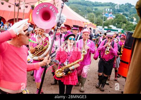 Walkabout Act and Brass Bad, The Ambling Band, nell'area del Teatro e del Circo Glastonbury Festival 2016 – Data dell'immagine Domenica 26 Giugno, 2016 (Pilton, S. Foto Stock