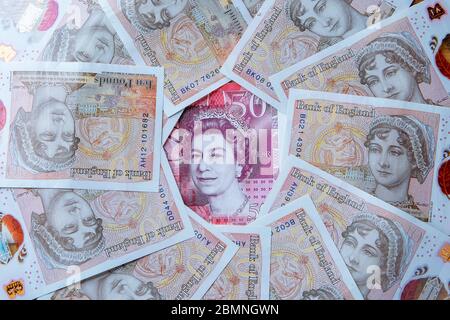 Cinquanta Pound nota circondato da dieci Pound Note reveling la testa delle regine, £50, £10 Foto Stock