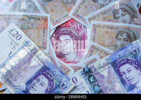 Nota di Fifty Pound circondata da Ten e Twenty Pound Notes Foto Stock