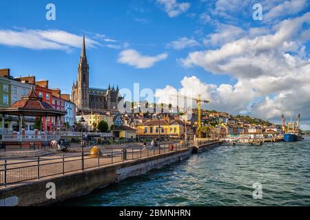 Città di Cobh in Irlanda, skyline sul mare, porto panoramico sulla costa meridionale della contea di Cork Foto Stock