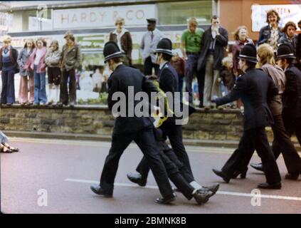 Arresti durante la marcia del fronte Nazionale (NF) a Bradford il 24 aprile 1976 Foto Stock