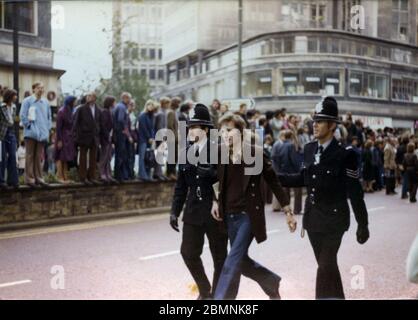 Arresti durante la marcia del fronte Nazionale (NF) a Bradford il 24 aprile 1976 Foto Stock