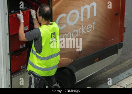 Un dipendente Ocado scompatta il supermercato per una consegna a domicilio Foto Stock